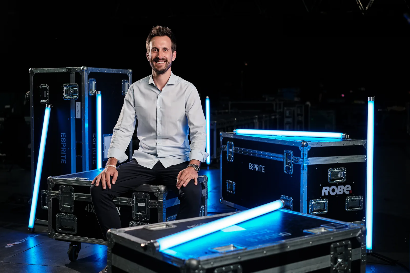 Jonas Mehrhoff backstage zwischen Flightcases in der Lanxess Arena